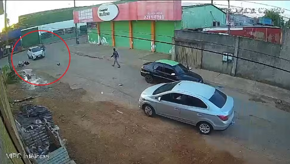 Mulher é encontrada mort4 sobre a moto após ser atrop...Ver Mais