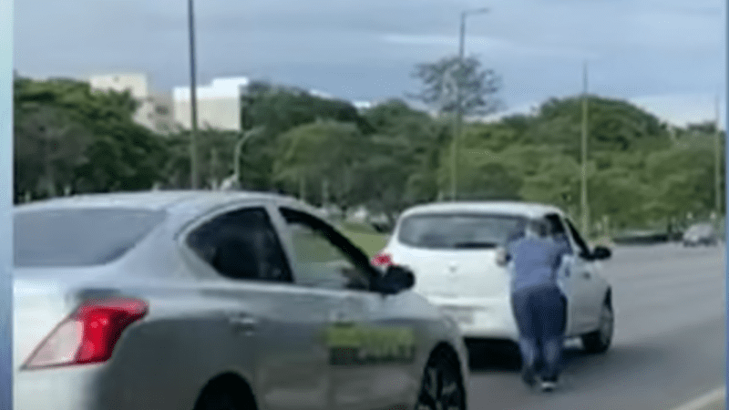 Homem Estava Empurrando Carro No DF, Quando De Repente, Ele Acaba Sendo… Ver Mais