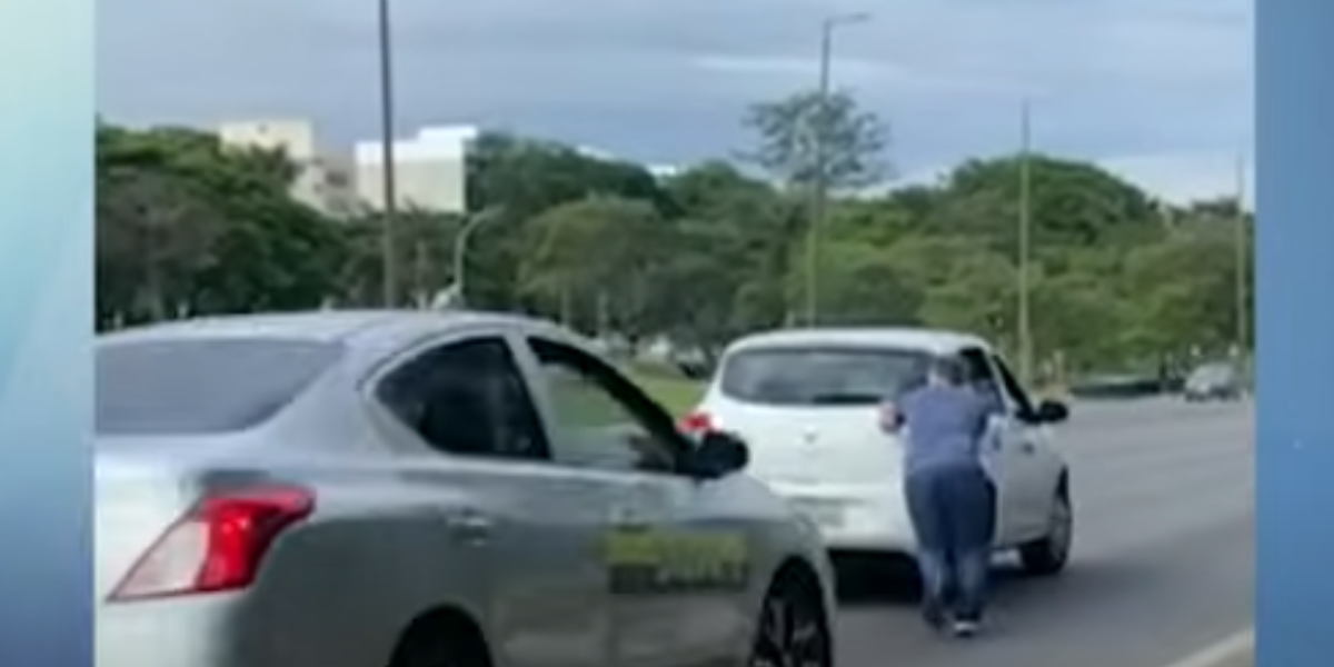 Homem Estava Empurrando Carro No DF, Quando De Repente, Ele Acaba Sendo… Ver Mais