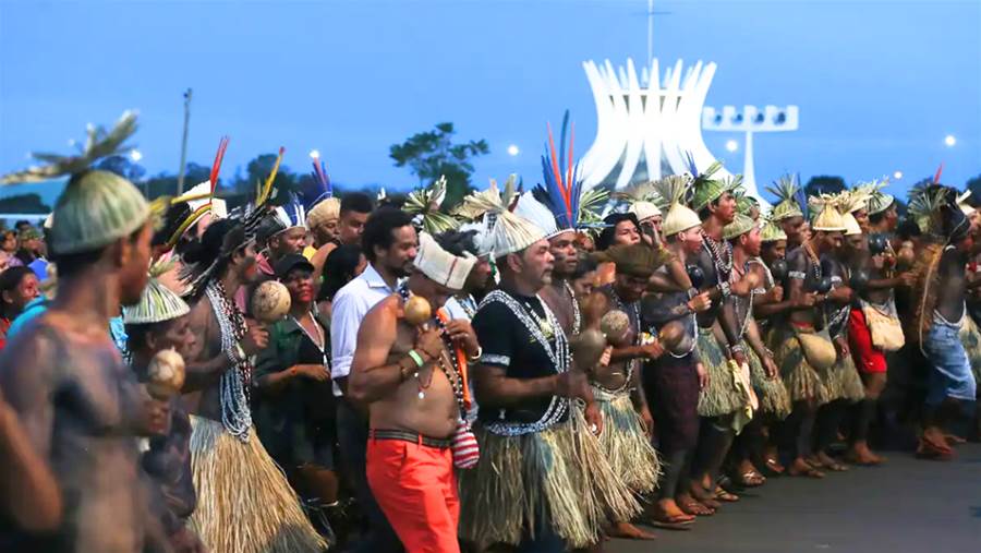 TENSÃO NO CONGRESSO NACIONAL! Mais de 8 MIL Indios Invadem Brasilia e Causa Um… Ver mais