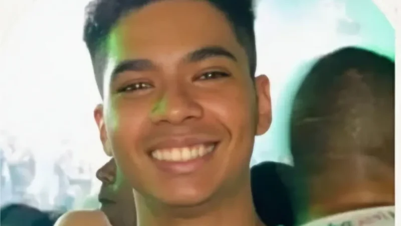 Dor e tristeza: Jovem é morto durante assalto após ladrões rejeitarem marca do celular dele e… Ver Mais