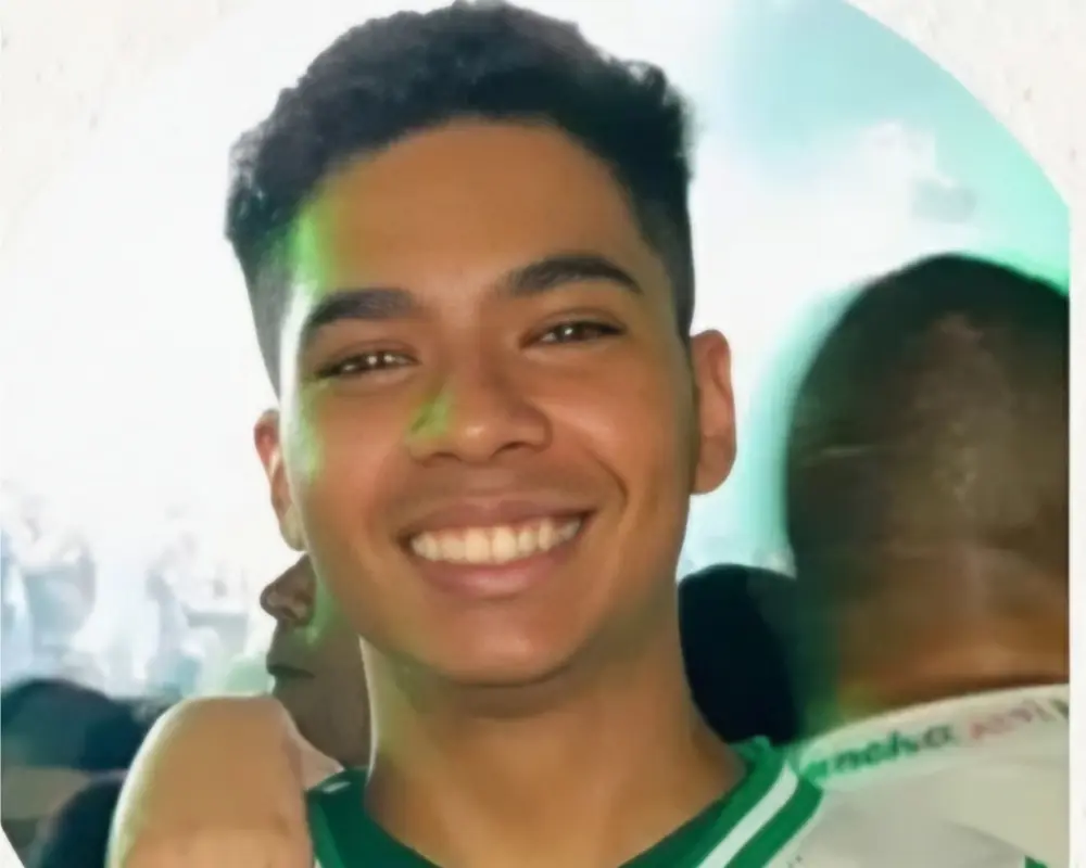 Dor e tristeza: Jovem é morto durante assalto após ladrões rejeitarem marca do celular dele e… Ver Mais